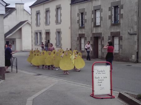 petits enfants déguisés en poire